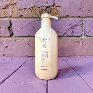 شامپو Deyating ساکورا – نرم‌کننده و سبک‌کننده مو با رایحه گل گیلاس 300ml