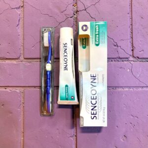 کرم دندان سنسویین مدل ( Extra Fresh )همراه با برس داخل بسته